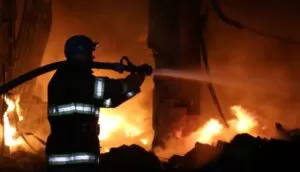 У Куп'янську вночі через обстріл загорілося виробниче приміщення