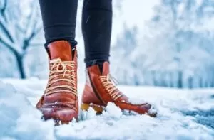 Як доглядати взуття взимку