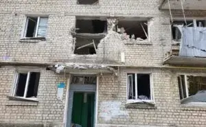 У Куп'янську ворог влучив у багатоквартирний будинок