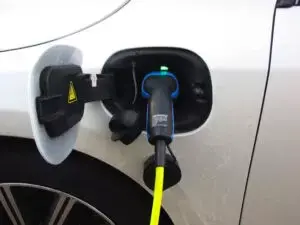 Порівняння витрат на обслуговування та експлуатацію електрокарів і авто з ДВЗ