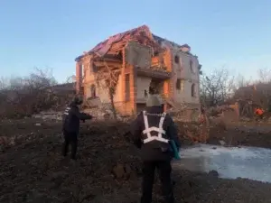 Зруйновано двоповерховий будинок у Купʼянську внаслідок авіаудару - під завалами можуть бути люди