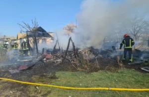 У Куп'янському районі горів сінник біля приватного будинку
