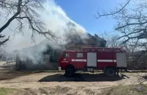 Авіаудар по Куп'янську: спалахнула пожежа, поранено жінку, пошкоджено навчальний заклад