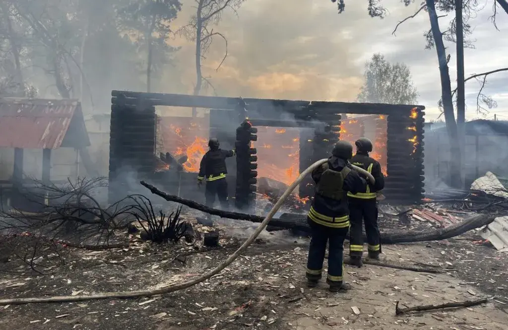 Обстріл на Купʼянщині спричинив масштабну пожежу у житловій забудові