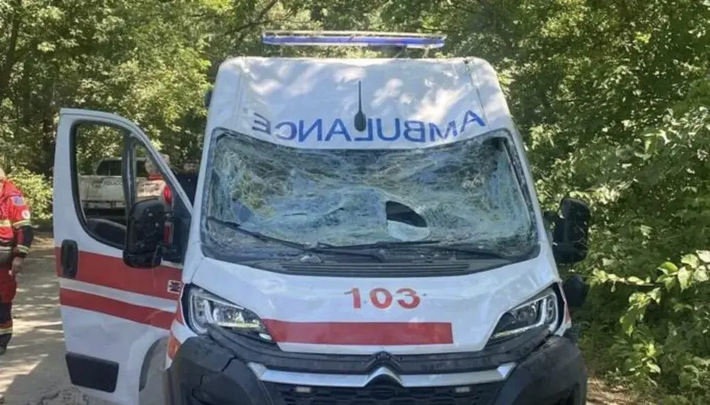 Під обстріл на Купʼянщині потрапило авто швидкої - поранено фельдшера