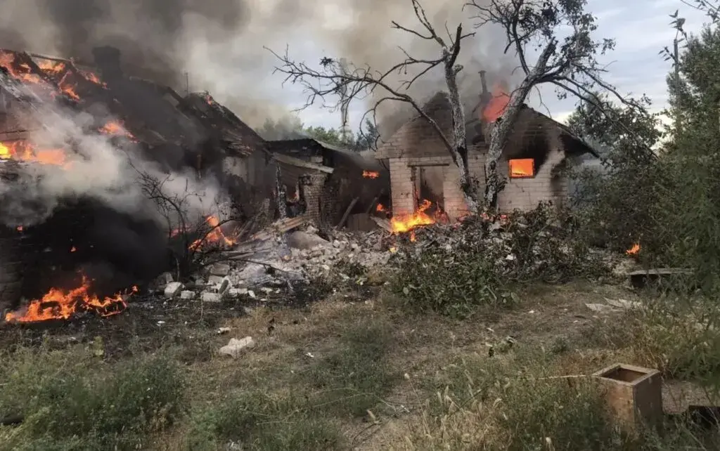 У приватному секторі Купʼянська спалахнула пожежа через обстріли