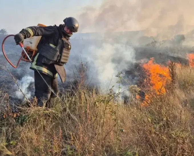Ворожі обстріли спричинили пожежі на Купʼянщині