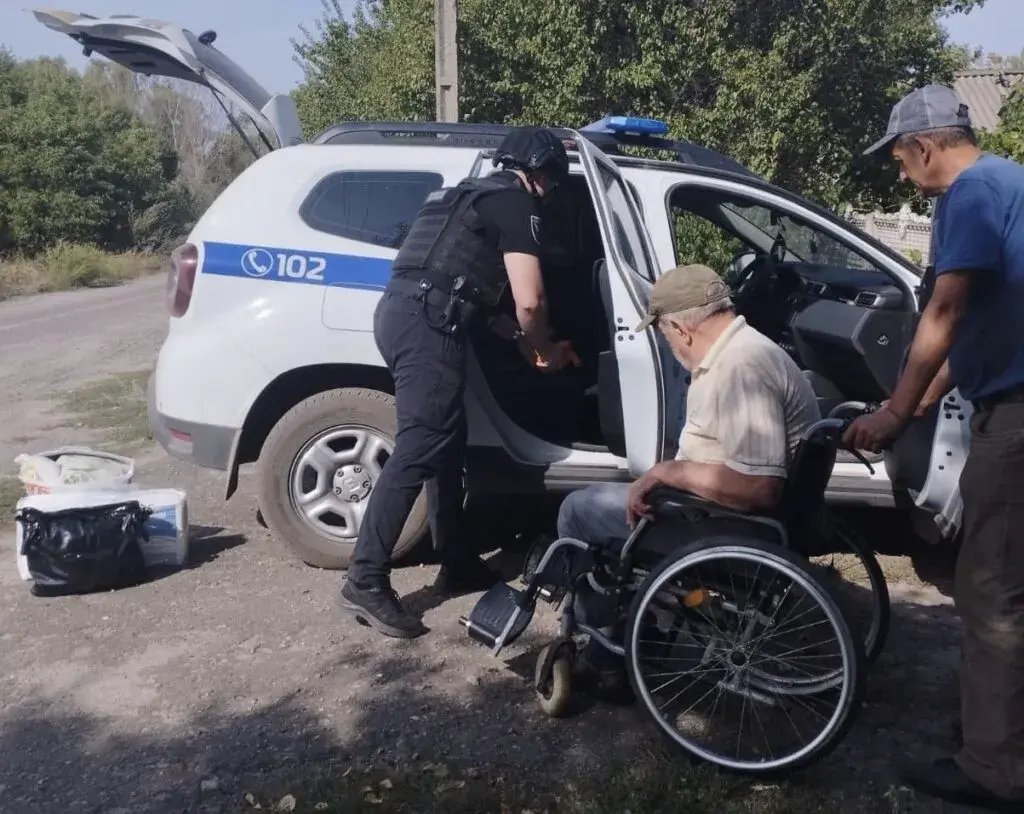 На Купʼянщині поліція евакуює людей з населених пунктів, які перебувають під обстрілами