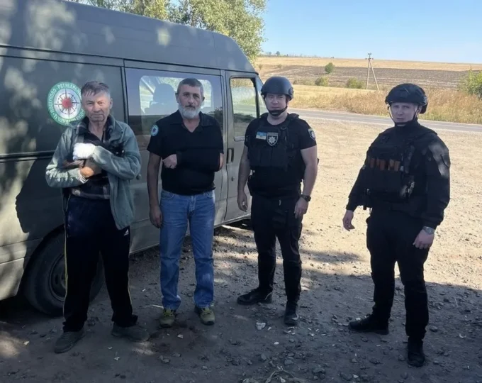 Поліцейські евакуюють людей з Купʼянського району