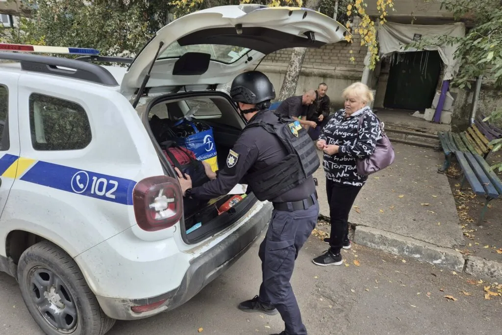 Поліцейські за три дні евакуювали 37 людей з Купʼянщини