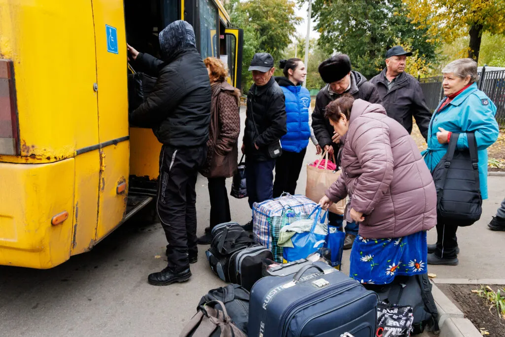17 волонтерських організацій, поліція, рятувальники - всі вивозять людей з Купʼянщини