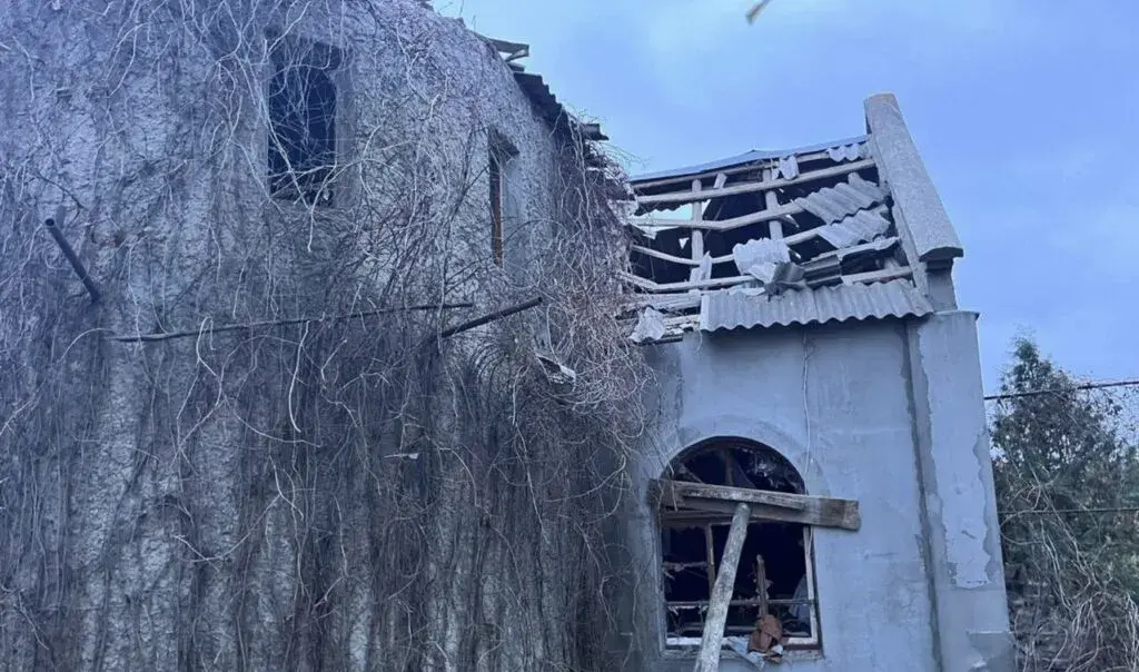 Троє людей постраждали внаслідок авіаудару по селу на Купʼянщині