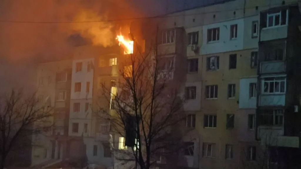 У Купʼянську горіли комунальне підприємство та багатоквартирний будинок