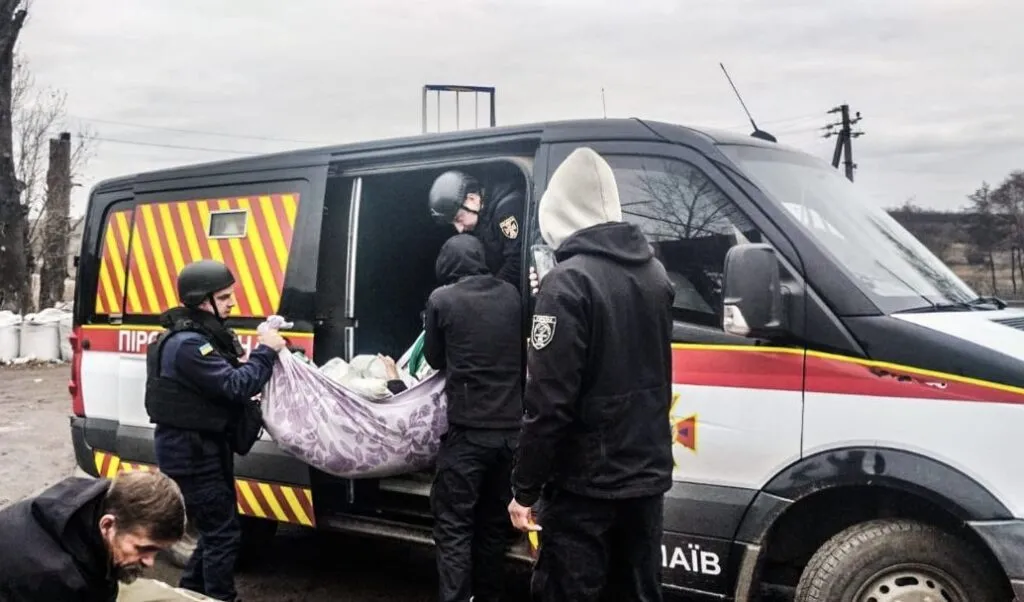 Рятувальники та поліцейські вивозять мешканців Купʼянської громади у безпечні місця