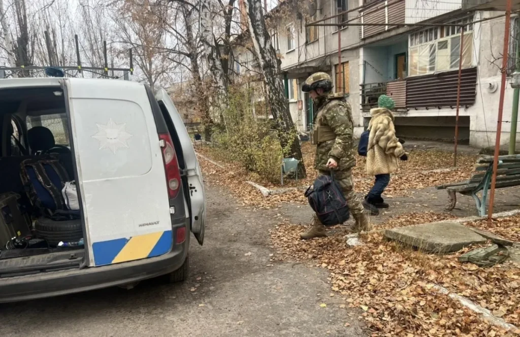 Поліцейські вивезли з Купʼянщини людей, які жили під постійними обстрілами