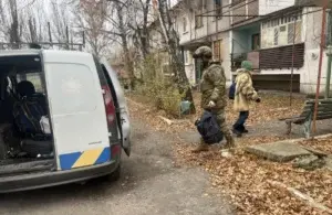 Поліцейські вивезли з Купʼянщини людей, які жили під постійними обстрілами