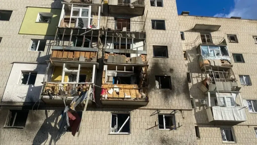 Росіяни вдарили по багатоповерхівці у Ківшарівці та вбили людину