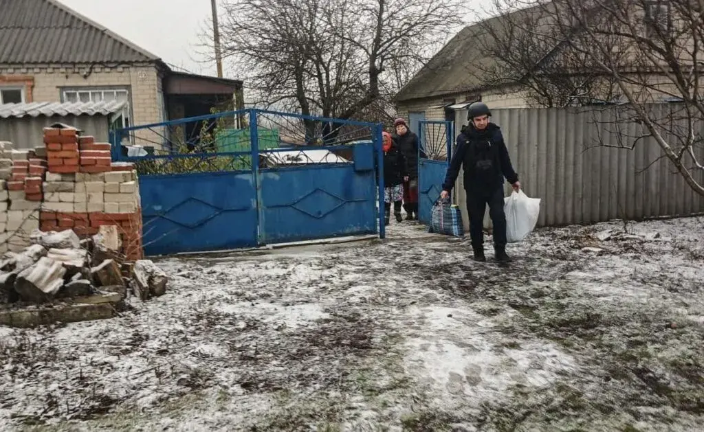Рятувальники евакуюють людей з Купʼянщини
