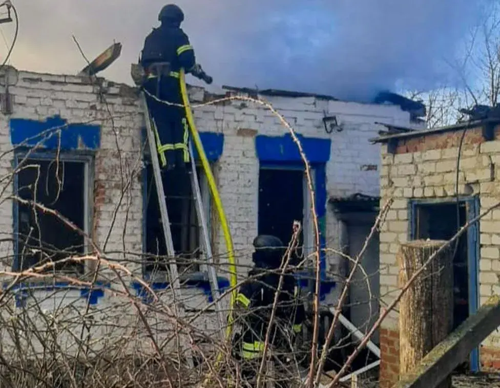 На Куп'янщині спалахнула пожежа у житловому секторі через влучання безпілотника