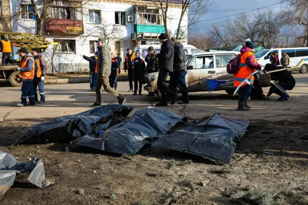 Ракетний удар по Ізюму: багато поранених, загиблі, зруйновано міськраду