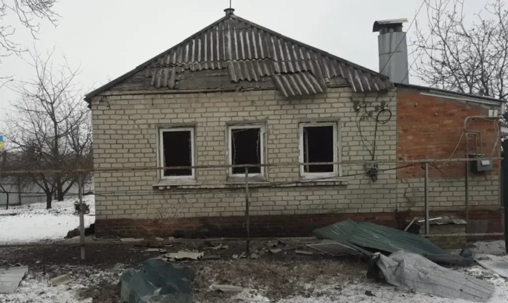 У Купʼянську ворог вдарив безпілотником по кафе, а потім ще й поранив дівчину