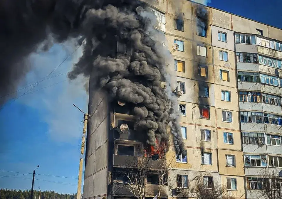 Внаслідок ворожого обстрілу на Купʼянщині горіла девʼятиповерхівка