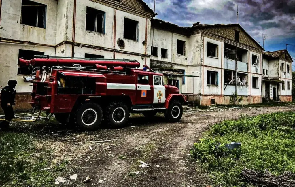 Масштабна пожежа охопила село на Купʼянщині після авіаудару (фото)