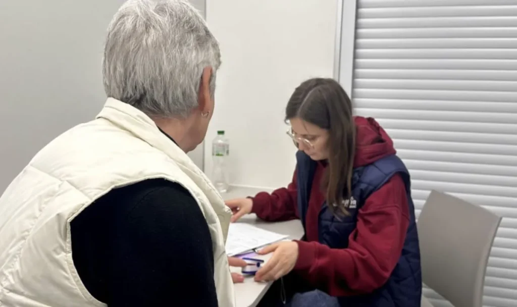 Харкові київські лікарі провели медичне обстеження купʼянчан
