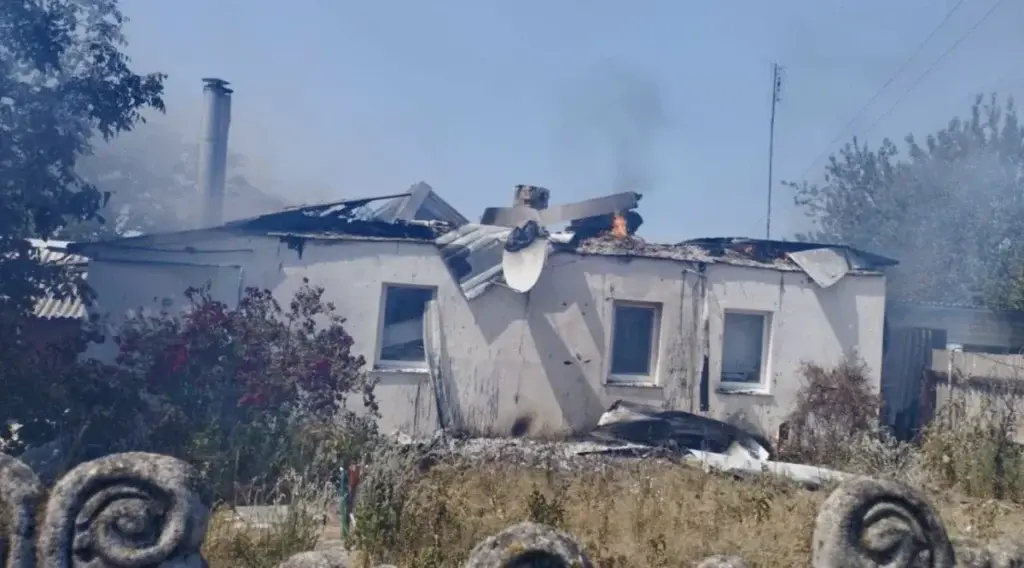 Ворог атакує Купʼянщину: поранено літнього чоловіка, зруйновані будинки