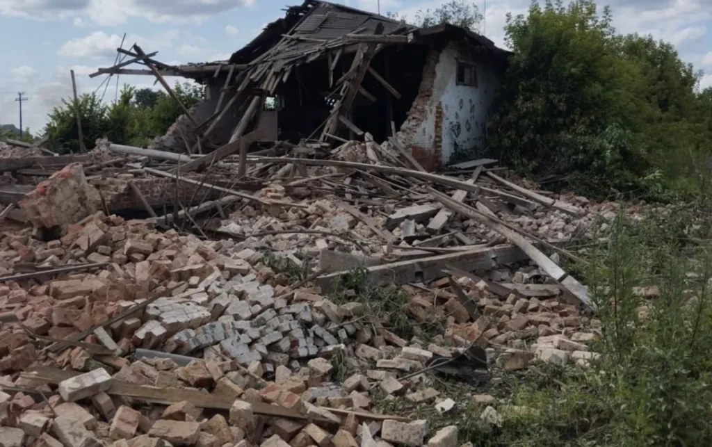 Купʼянщина під обстрілами: поранений мирний мешканець, пошкоджено “швидку” та будинки