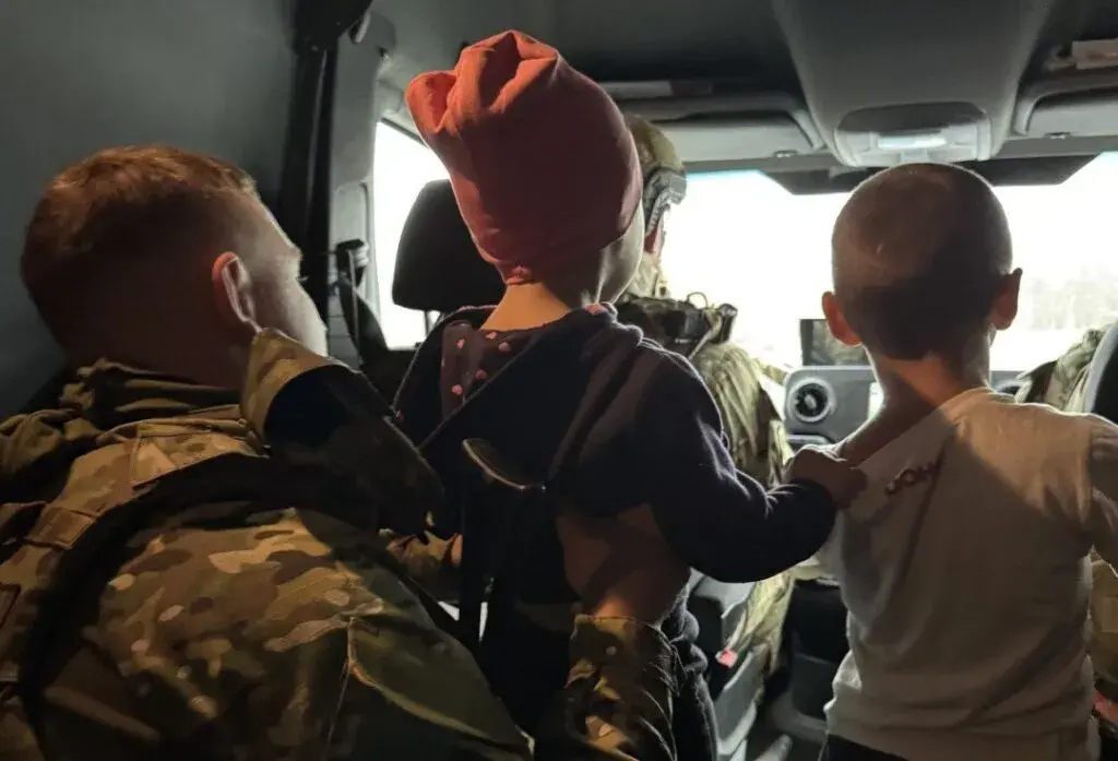 Вдалося врятувати родину з двома маленькими дітьми з прифронтового села на Куп’янщині (відео)