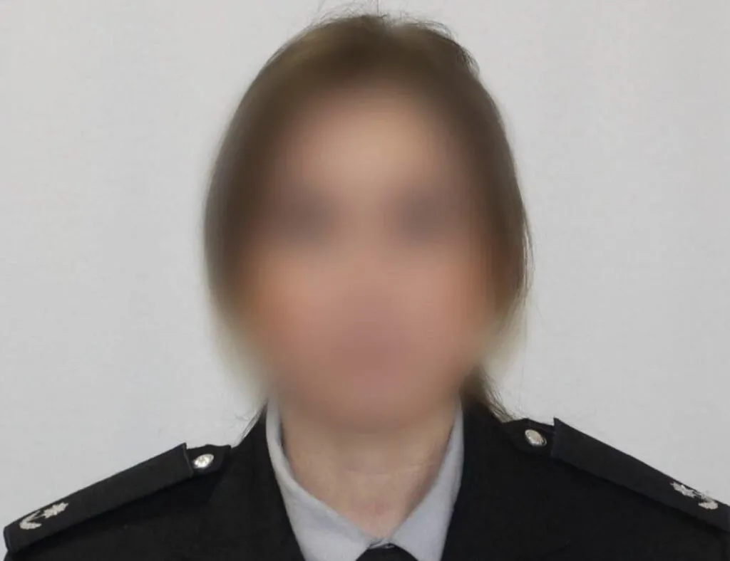 Експоліцейська з Купʼянська, яка «зустрічала» російські танки, отримала 15 років тюрми