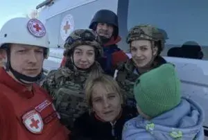 З Купʼянщини евакуювали жінку з маленькою дитиною