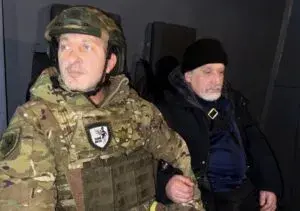 Поліцейські вивезли чоловіка з палаючого Куп’янська