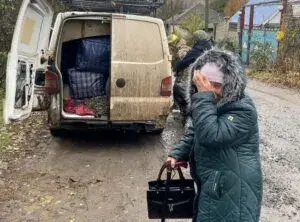 Під обстрілами та дронами: поліцейські вивезли із Куп’янського району трьох літніх людей