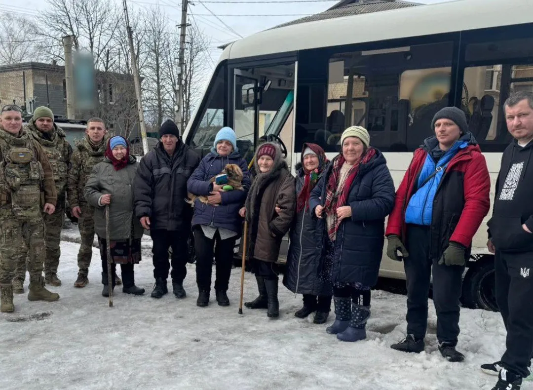 Спецоперація на Куп’янщині: поліція залучила трактори, щоб врятувати людей із зони обстрілів