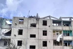 На Куп'янщині росіяни повністю знищили чотириповерхівку - людей закликають терміново евакуюватися