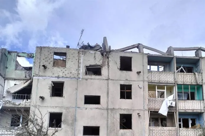 На Куп'янщині росіяни повністю знищили чотириповерхівку - людей закликають терміново евакуюватися