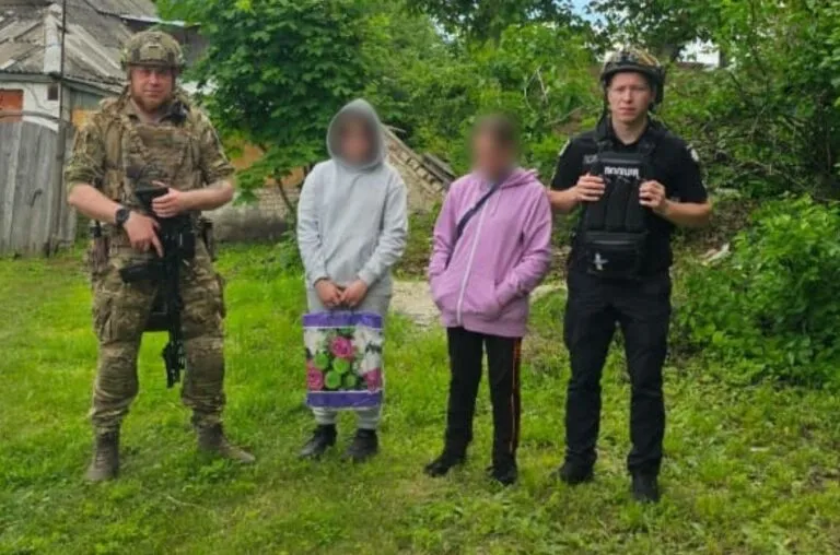 Евакуація під вогнем: на Куп'янщині поліція вивезла матір з дитиною, які повернулися у прифронтове село
