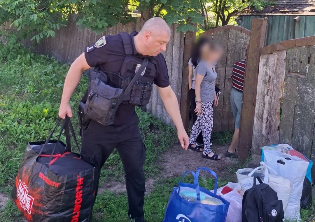 Поліцейські евакуювали дві родини з підлітками з небезпечної зони на Куп'янщині