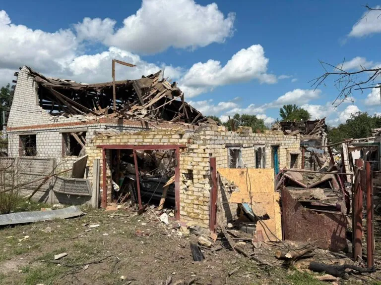 Обстріли Куп'янщини 16 липня: у Приколотному дрон пошкодив автівку