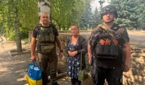 З Куп'янщини вивезли поранену після атаки дрона жительку