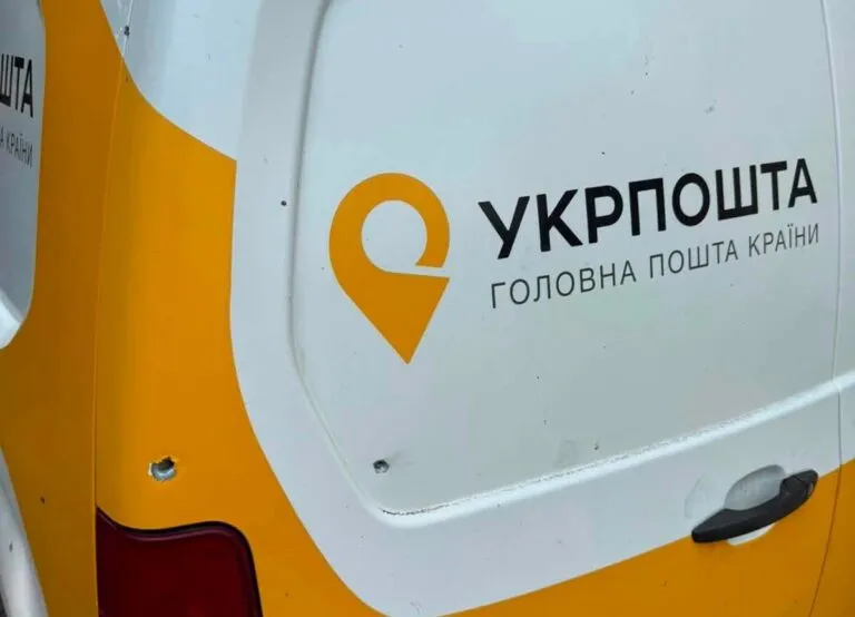На Куп'янщині FPV-дрон поцілив в автомобіль Укрпошти: наслідки обстрілів за два дні