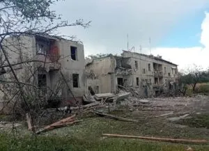 Пошкоджені будинки та адмінбудівля: наслідки ворожих обстрілів Куп’янщини