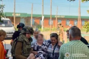 Під прицілом FPV-дронів евакуювали 27 жителів із Куп’янщини