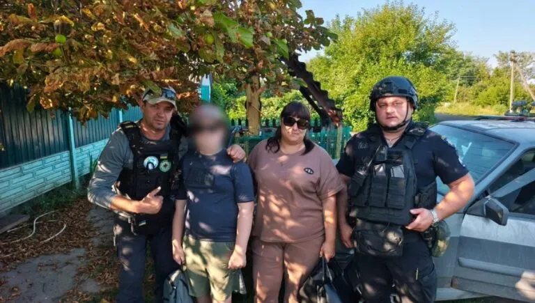На Куп’янщині поліція та волонтери евакуювали родину з дитиною