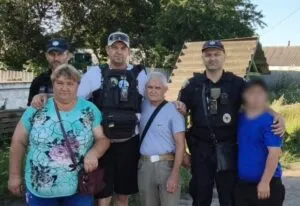 Поліцейські та волонтери врятували сім'ю з прифронтового села на Куп'янщині: деталі евакуації