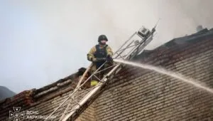 Росіяни зруйнували будівлі на Харківщині: рятувальники показали наслідки
