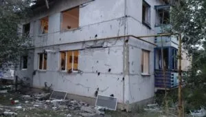 Росіяни вдарили по багатоквартирному будинку на Харківщині: є постраждалі
