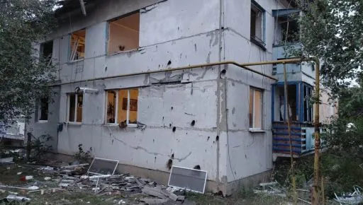 Росіяни вдарили по багатоквартирному будинку на Харківщині: є постраждалі